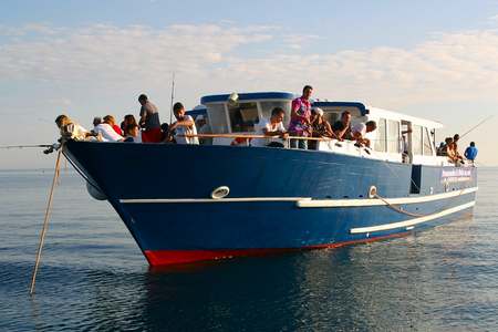 Bateau moteur navire à passagers