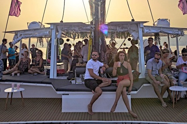 Catamaran Saint Tropez Journée • Coucher soleil • Soirée festive
