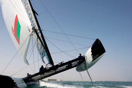 Bateau sportif course voile Var 83