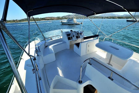 Catamaran à moteur privatisé