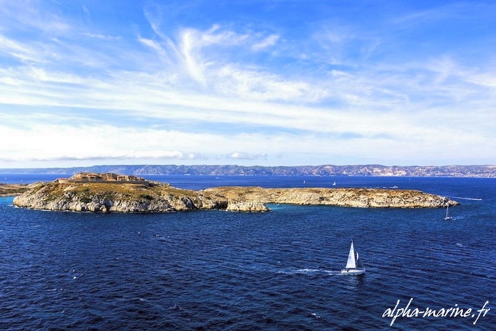Excursions bateau Marseille. Archipel Calanques Frioul coucher soleil îles