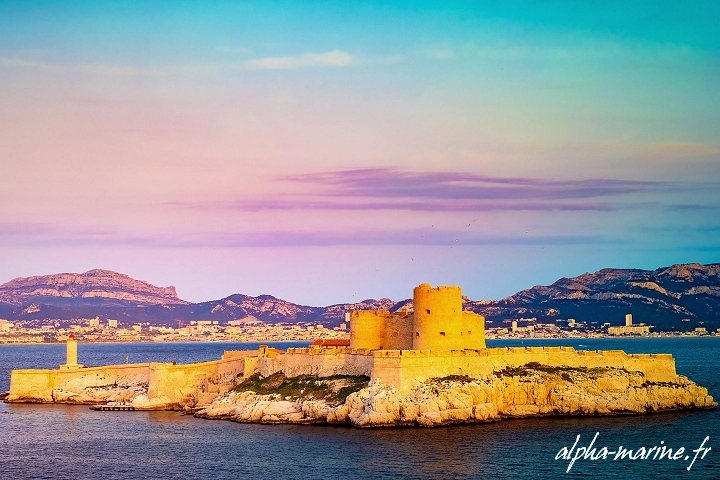 Excursions bateau Marseille. Archipel Calanques Frioul coucher soleil îles