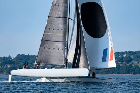 Catamaran de course Larmor Baden